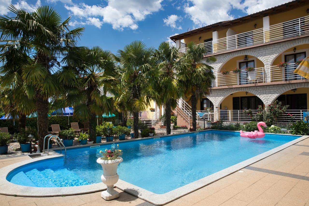 Apartments Paradis 로비니 외부 사진